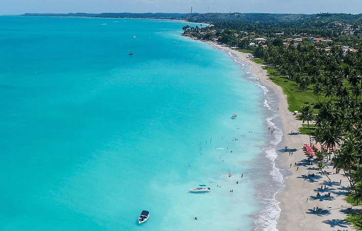 Conheça as famosas piscinas naturais e as águas cristalinas do Caribe Brasileiro