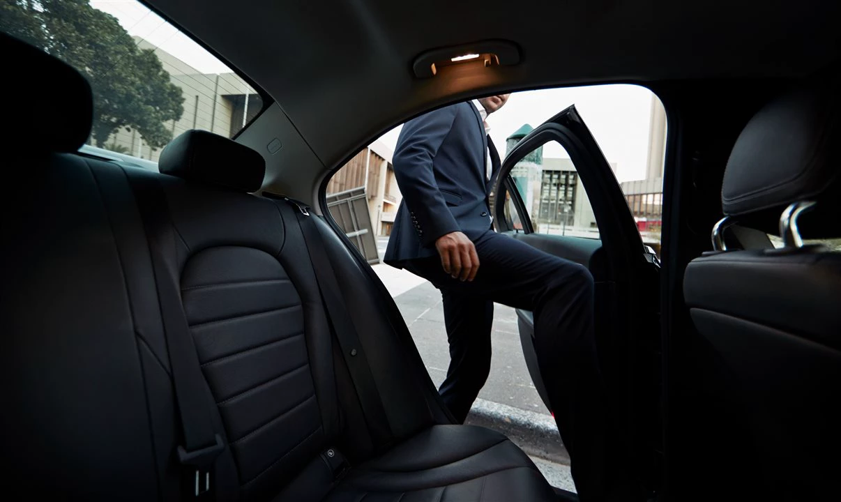 Veículos de alto padrão, motoristas qualificados e atendimento personalizado para viagens com conforto, segurança e pontualidade.